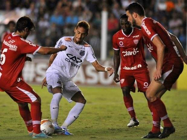 Neymar &eacute; vaiado na Vila Belmiro ap&oacute;s empate do Santos