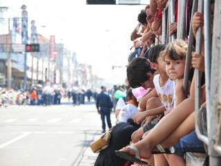 Defesa Civil alerta para a ingestão de líquidos e cuidado especial com crianças durante desfile. (Foto: João Garrigó)