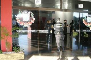 Policiais federais ocupam o prédio da Câmara de Vereadores para recolher documentos e computadores (Foto: Divulgação/PF)