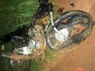 Motocicleta ficou destruída após acidente envolvendo carro de passeio (Foto: divulgação/Deodápolis News) 