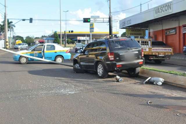 Motorista sobe no canteiro, derruba poste e quase atinge outros ve&iacute;culos