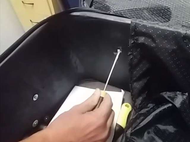 Boliviano &eacute; preso transportando 12 kg de coca&iacute;na em malas de viagem 