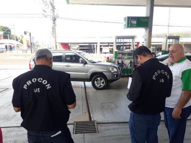Com &ldquo;pane seca&rdquo; de gasolina, posto &eacute; autuado por cobrar R$ 3,49 pelo etanol 
