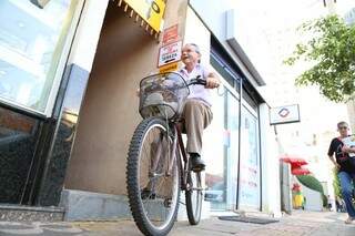 Seu Moacir e sua bicicleta de cestinha seguem firme e forte pelas ruas da cidade. (Foto: Fernando Antunes)