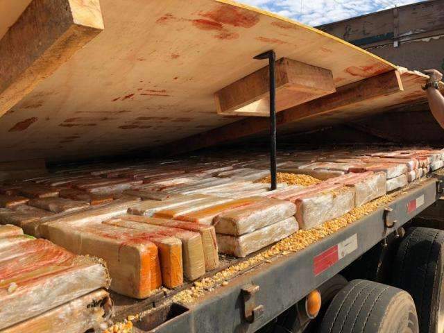 Caminhoneiro &eacute; preso pela PF levando quase duas toneladas de maconha para SC