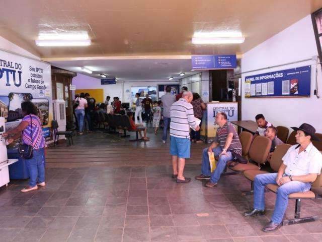 Contribuinte enfrenta domingo chuvoso para quitar d&iacute;vida no Refis
