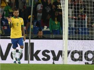 Dani Alves cabeceou a bola no ângulo do seu próprio goleiro (Foto: Bruno Domingos/Mowa Press / Divulgação)