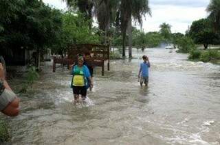 Em Porto Murtinho, chuva causou inundação e desalojou várias famílias (Foto: Toninho Ruiz)