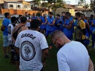 Torcedores e jogadores conversam após treino (Foto: Operário FC/Divulgação)