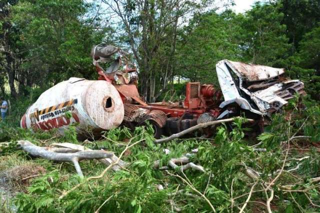 Condutor de caminh&atilde;o perde controle, bate em &aacute;rvores e morre na MS-376