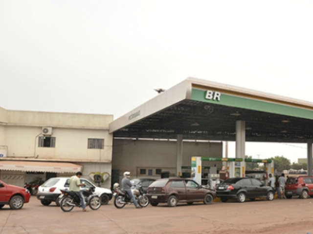  Busca por combust&iacute;vel traz cen&aacute;rio de filas de carros nos postos de Corumb&aacute;