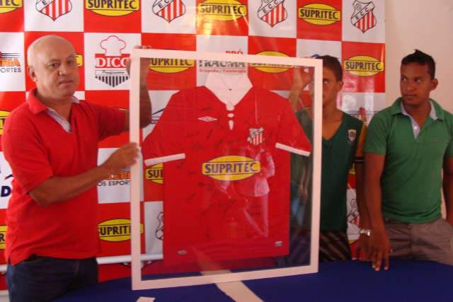 Prefeito d&aacute; lance vencedor e arremata camisa &ldquo;hist&oacute;rica&rdquo; do Comercial