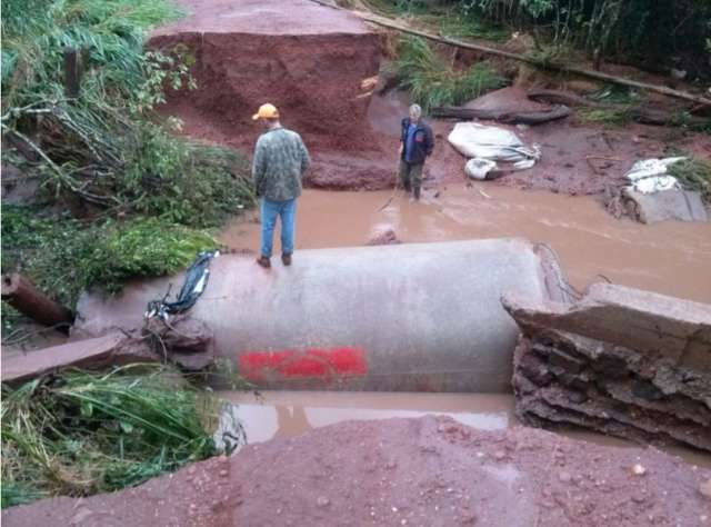 Chuva dura uma semana e moradores continuam ilhados sem ponte