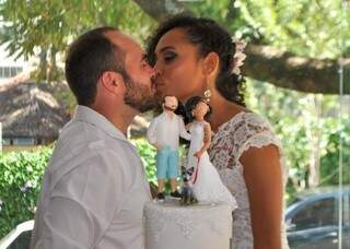 Os noivos escolheram bar Democrático para casar. (Fotos: Marcelo Calazans)