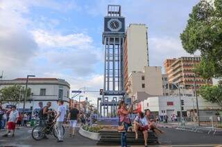 Nova 14  a poucas horas da entrega das obras para a população, com o novo relógio na esquina com Afonso Pena. (Foto: Marcos Maluf)