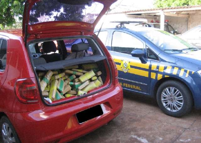 Dupla &eacute; presa transportando 196 quilos de maconha em carro roubado 