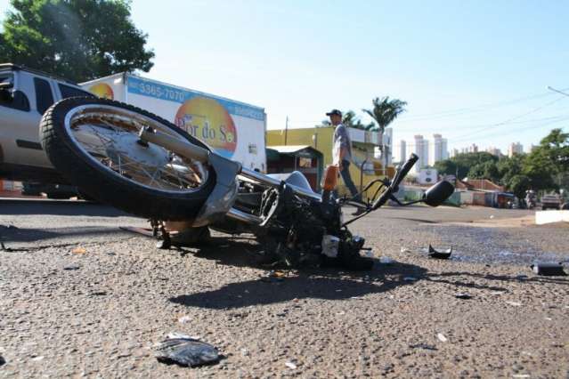Motociclista fica ferido e carro invade garagem ap&oacute;s colis&atilde;o na Euler