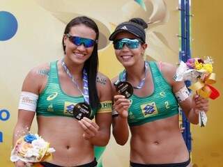 Tainá e Victoria com as medalhas de bronze (Foto: CBV/Divulgação)