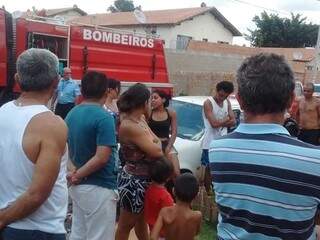 Pessoas se aglomeram em frente a imóvel no Morada Verde. (Foto: Thiago Souza)