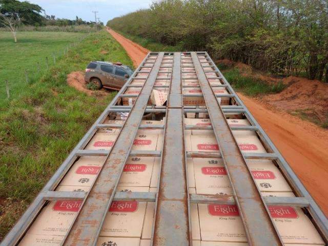 Caminh&atilde;o boiadeiro &eacute; apreendido com 35 mil pacotes de cigarros contrabandeados