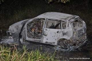 Polícia acredita que veículo encontrado incediado na MS-384 pode ter sido usado pela quadrilha no assalto. (Foto: Hermelindo Mendonça/Fronteira News)