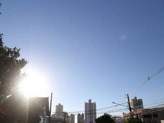 Manhã com céu claro e sem nuvens em Campo Grande. (Foto: Alcides Neto)