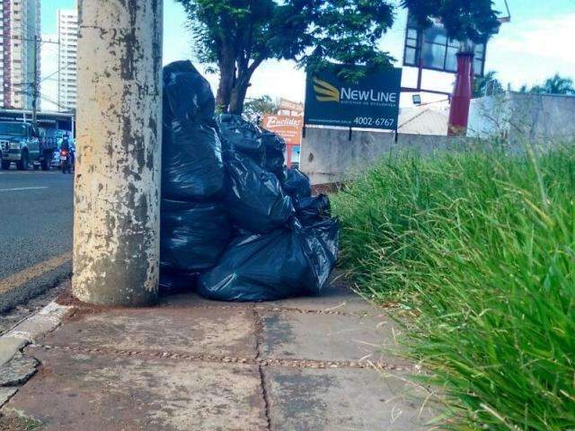 Lixo deixado em cal&ccedil;ada de avenida impede passagem de pedestres