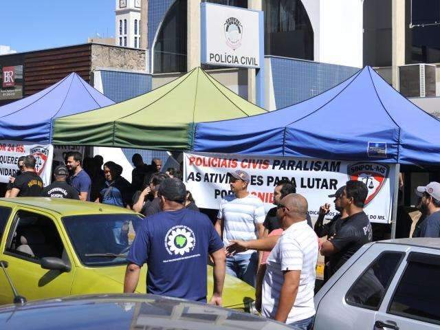 Militares protocolam contraproposta e se juntam a policiais civis em manifesto