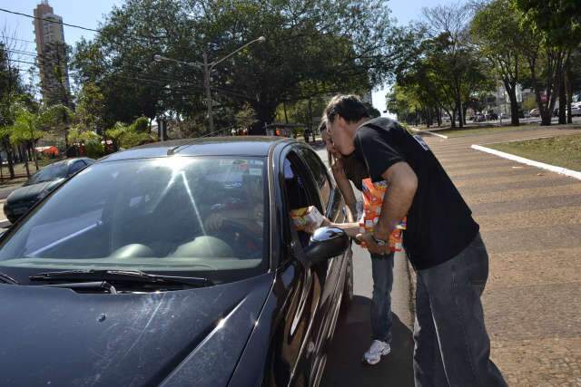  Fiscais agropecu&aacute;rios distribuem 2 mil litros de leite como forma de protesto