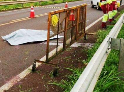 Trabalhador morre &agrave;s margens de rodovia ao ser atingido por carreta 