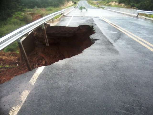 Chuva forte no fim de semana leva asfalto e abre cratera na MS-436