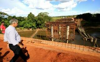 Governador visitou obras de construção da ponte em Guia Lopes da Laguna (Edemir Rodrigues/Divulgação)