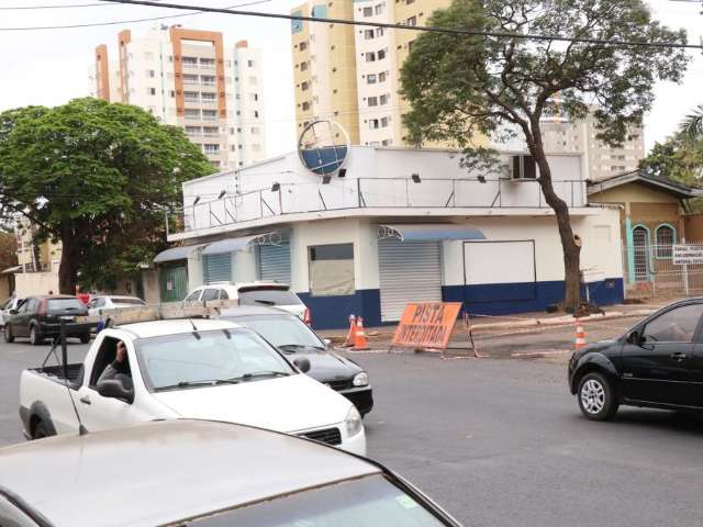 Ap&oacute;s troca de tubula&ccedil;&atilde;o de &aacute;gua, ruas s&atilde;o fechadas para receber asfalto novo 
