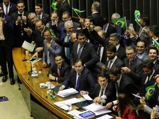 Maia ao centro, cercado dos deputados que votaram a favor da reforma. (Foto: Fabio Rodrigues Pozzebom/Agência Brasil)