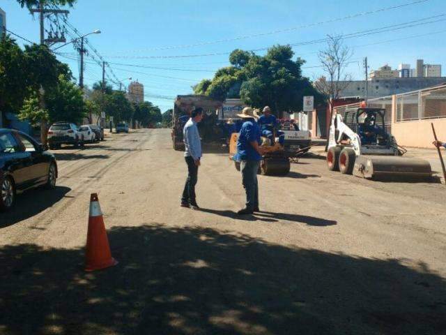 &quot;Vamos adequar ponto por ponto&quot;, diz prefeito sobre licita&ccedil;&atilde;o de tapa-buraco
