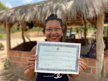 &Iacute;ndio terena volta &agrave; aldeia com diploma de doutor e dedica conquista &agrave; m&atilde;e