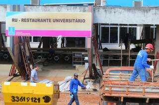 Restaurante Universitário está em reforma e atende dois mil alunos por dia. (Foto: André Bittar)