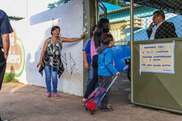 Com greve, alunos migram para rede estadual para n&atilde;o perder ano