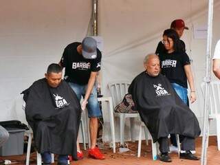 Vários &quot;clientes&quot; aproveitam para receber o corte de cabelo gratuito no evento. (Foto: Henrique Kawaminami)