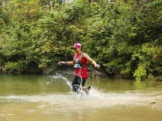 Competidora atravessa rio durante prova da segunda edição (Foto: Divulgação)