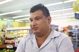 Christian não deixa de comprar a mandioca para acompanhar o churrasco (Foto: Marcos Ermínio)