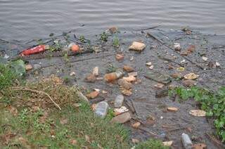 Lixo acumulado no lago da UFMS (Foto: Marcelo Calazans)