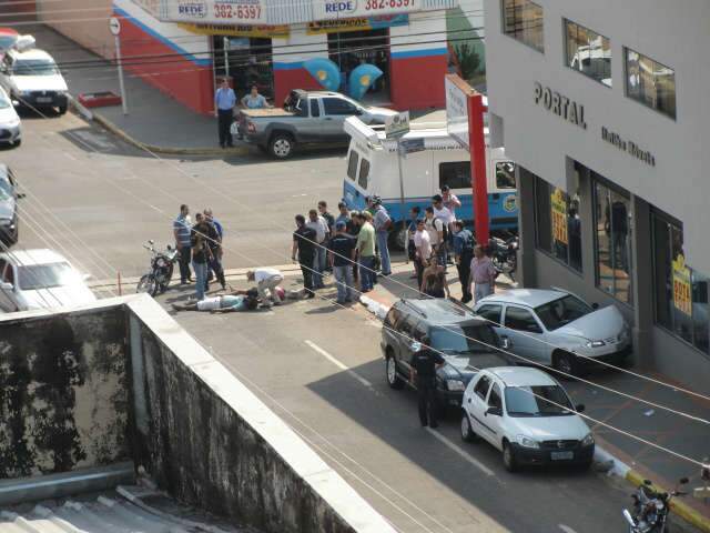  Acidente entre carro e moto no centro de Campo Grande deixa passageira ferida