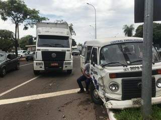 Caminhão que tentou desviar do Astra entrou na pista esquerda e Kombi freou e atingiu poste (Foto: Danielle Matos)