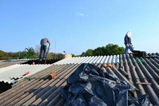 Policiais estavam realizando manutenção do telhado do IMOL. (Foto: Divulgação/Sinpol-MS)