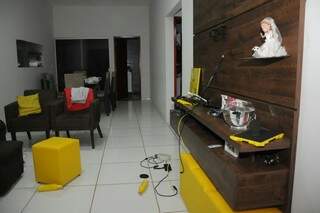 Na sala da residência, bandidos levaram uma televisão. (Foto: Paulo Francis) 