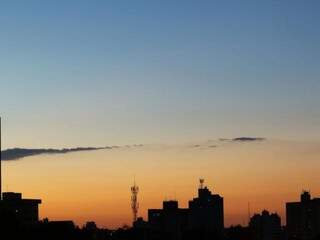 Céu de Campo Grande nas primeiras horas do dia (Foto: André Bittar)