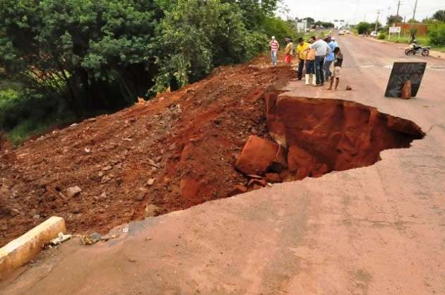 Chuva forte abre cratera e destr&oacute;i asfalto em Costa Rica