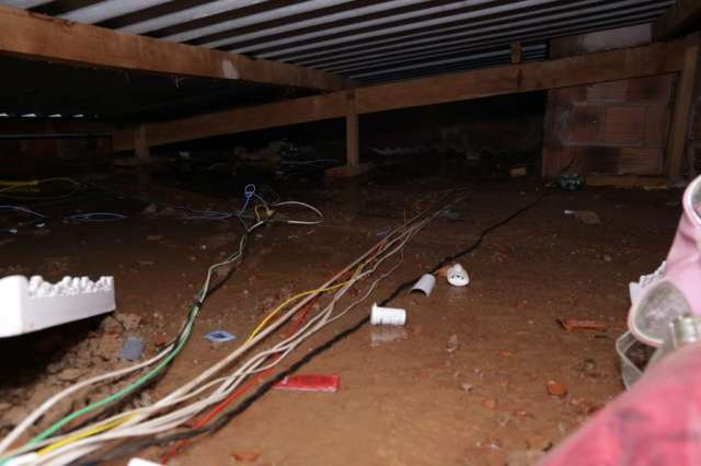 &Aacute;gua sobe 10 cent&iacute;metros dentro de casa no Jardim Uirapuru