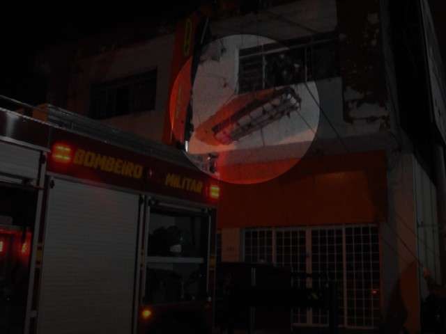 Bombeiro interdita rua para retirar corpo de morador de apartamento